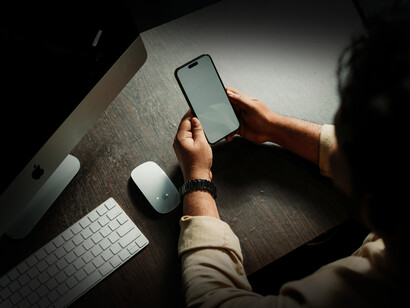 Lo que no entendemos es cómo tratar a los otros o cercanos o lejanos. ¿Es eso responsabilidad de las pantallas? 