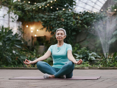 Mujer meditando en un ambiente de paz