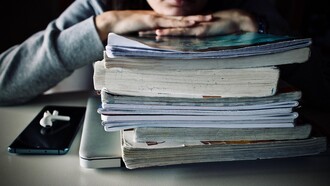 O conteúdo deixou de ser algo buscado de forma deliberada para se tornar algo entregue continuamente por sistemas automatizados que operam com base em algoritmos de interesse, comportamento e engajamento. Essa mudança não é apenas tecnológica, mas profundamente cultural, cognitiva, social e política