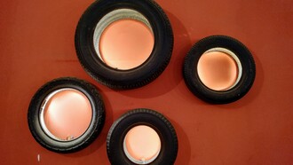 Gli pneumatici hanno origine nel XIX secolo, quando Charles Goodyear scoprì la vulcanizzazione della gomma nel 1839, rendendola più resistente ed elastica