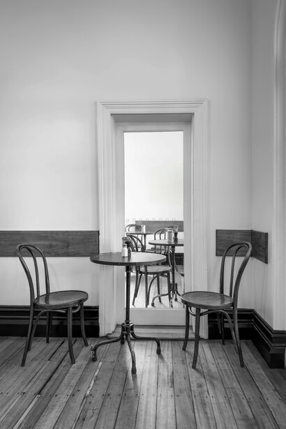 Sillas vacías en un bar. La situación económica argentina dificulta la asistencia a tales lugares