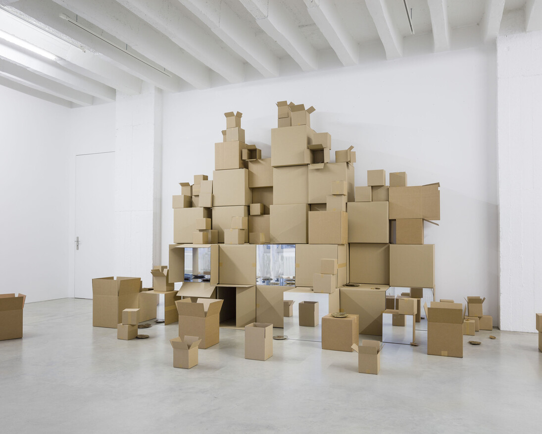 Hreinn Friðfinnsson, Hulduklettur, 2017, Cardboard boxes, mirrored aludibond, plastic, wood, fossile ammonites, Swarovski crystals, Fine art inkjet printon aluminium c-prints framed, Dimensions variable; Courtesy the artist and Galerie Nordenhake Berlin / Stockholm; Photo: Gerhard Kassner