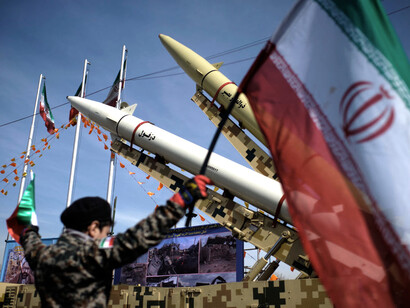 Despliegue de armamento durante un desfile militar en Irán