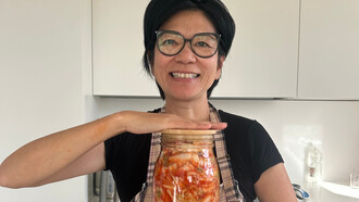 Debout, un bocal entre les mains, Kim Chi Pho tient bien plus qu’une recette : un fragment d’histoire, patiemment fermenté entre héritage familial et identité retrouvée