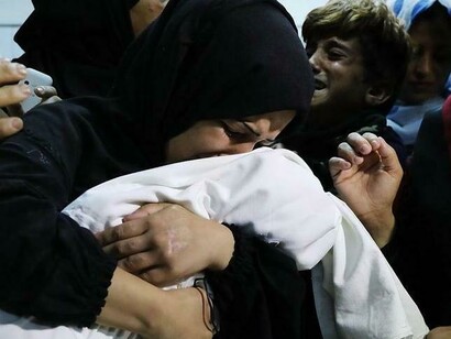Una madre palestina llora su bebé muerto