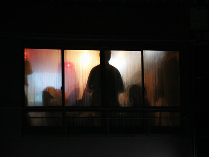 Sombras de personas frente a una ventana