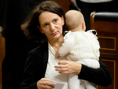 Carolina Bescansa con su bebé