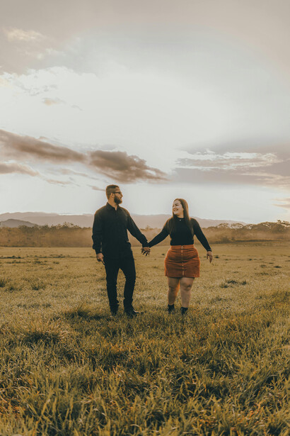 Pareja caminando de la mano