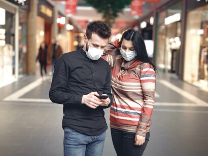 Casal de máscaras na pandemia