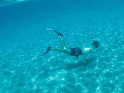 Mergulhador no mar da Sardenha. A praia de Poetto, com sete quilómetros de extensão, é uma das maiores praias da Sardenha e da Itália. Lá, irá encontrar tudo para passar um dia relaxante: bares, restaurantes, (ex: La Pirata II); vendedores de todos os tipos e clubes de praia privados para alugar espreguiçadeiras e guarda-sóis