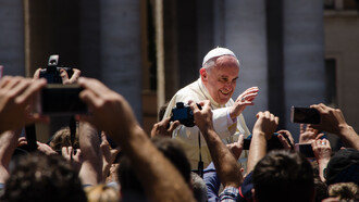 Papa Francisco, líder da Igreja Católica, destaca em meio à multidão a importância da ética e da humanidade frente ao avanço da inteligência artificial. Saiba mais sobre suas reflexões neste artigo sobre tecnologia e valores humanos