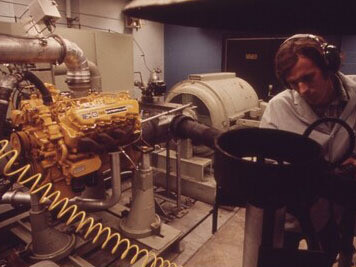 Generar información confiable, útil, necesaria y oportuna del programa o política evaluado. Sala de control de evaluación y desarrollo de emisiones de motor de Ann arbor de la EPA, Detroit, USA