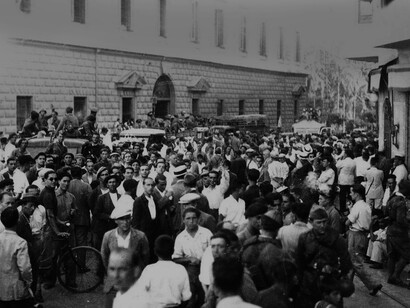 Soldados, civiles y milicianos rodean la Aduana de Málaga durante los primeros días de la guerra