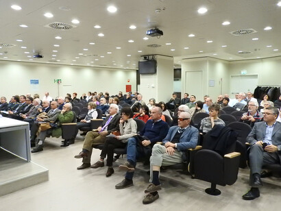 Nei posti di prima fila siedono le persone di rango, quelle che s’illudono di esserlo o quelle che disperatamente aspirano a diventarlo