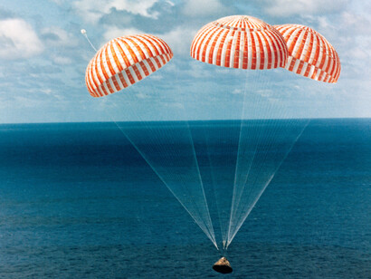 En las misiones del Programa Apolo se denominaba módulo de mando al vehículo encargado de transportar a los tres astronautas hasta la órbita de la Luna, mantenerlos allí y hacerlos regresar a la Tierra mediante el amerizaje controlado