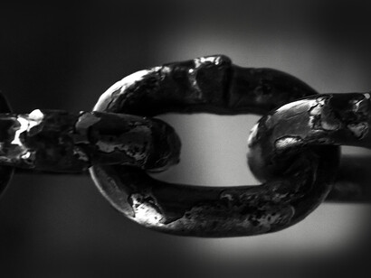 Profit. Il faut ne pas devenir une marchandise, ne pas être esclave du pouvoir, du mensonge ou d’apparences aliénantes