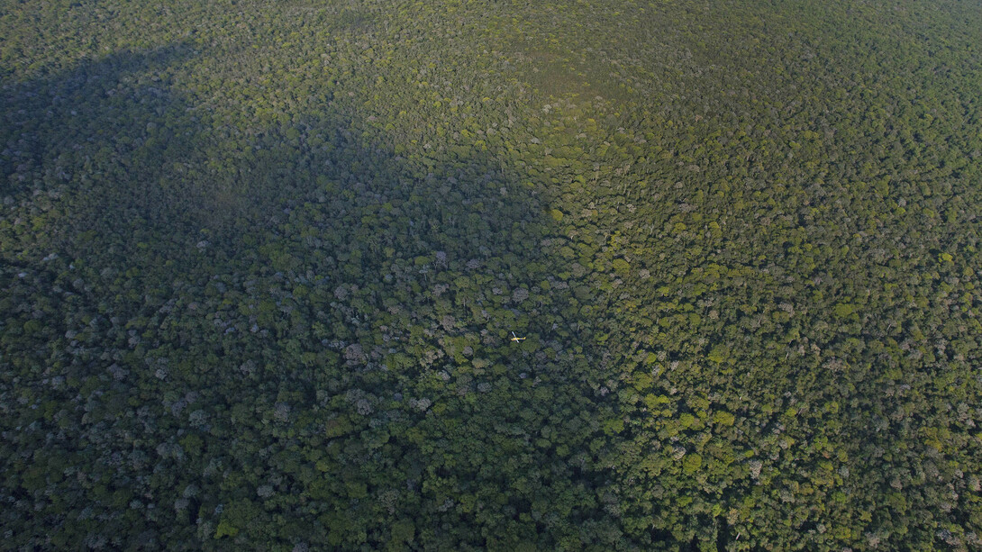 Helicóptero sobrevolando la selva