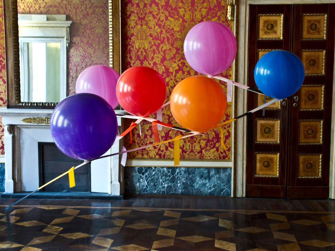 Luca Trevisani,
Costellazione basculante, 2008,
Installazione: palloncini, elio, balsa, pvc,
250 x 300 x 90 cm,
Courtesy: Collezione ACACIA,
Credito fotografico: Fabio Mantegna
