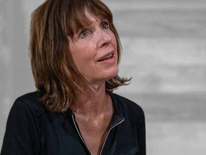 Crecieron creyendo que el éxito del marido era también el suyo, que su felicidad consistía en contemplar desde la penumbra el brillo de quien ocupaba el escenario. Retrato de Rachel Cusk