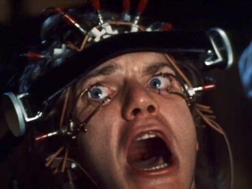 Il trattamento Ludovico, volto a reprimere il libero arbitrio, richiama i moderni sistemi di profilazione e predizione comportamentale basati sull’intelligenza artificiale