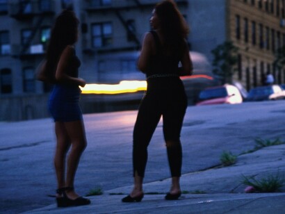 Dos prostitutas esperan clientes en una calle