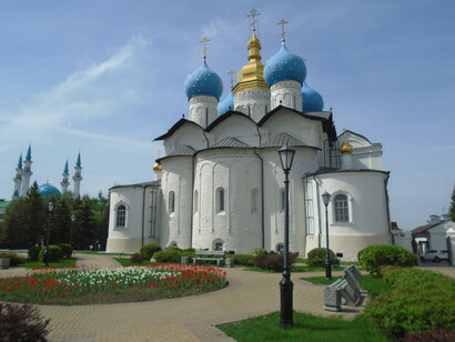 La capital, Kazan, es una epifanía arquitectónica y espiritual. Situada en la confluencia de los ríos Volga y Kazanka, la ciudad se presenta como un mosaico de estilos y símbolos sin igual. Catedral de la Anunciación, Kazán, Tartaristán