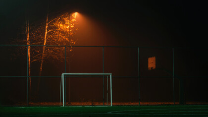 Portería solitaria bajo una farola