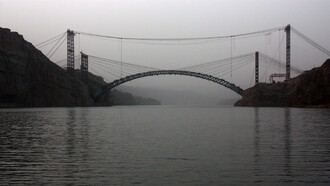Il ponte sul fiume Giallo della ferrovia Junshuo in costruzione Ordos City, Cina