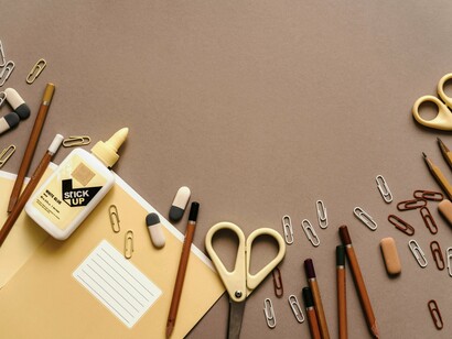 A professora Ivone, não saía da área da escola, mesmo que o portão estivesse aberto. Aquela professora era a escola, a edificação educacional. Ela acertava os óculos, molhava os lábios, procurava estacionamento para as mãos, as pernas, finas e arqueadas, cobertas por uma saia comprida, um colar de crochet trançado, comprido; mas, aquele olhar, atravessador, olhava-me por dentro. Estava eu, nu, na minha pureza recém-nascida, aos olhos dela
