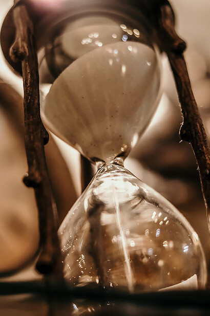 Sablier. L'éternel sablier de l'existence est sans cesse renversé, et toi avec lui, poussière des poussières !