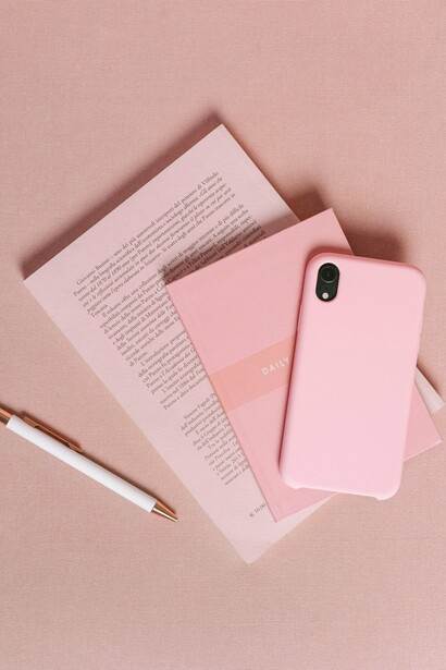 Escrever em um caderno, pode ser uma alternativa muito eficaz, para quem não pode investir em um psicólogo, devido ao seu momento e condição financeira atual, mas necessita expressar e elaborar os seus sentimentos