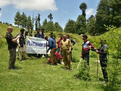 SRDE & TBF members planting trees @ Ashish Kothari
