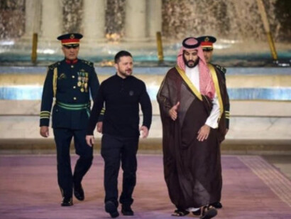 El presidente de Ucrania, Volodímir Zelenski, y el príncipe heredero saudí Mohammed bin Salman Al Saud (d) en Yeda, marzo 2025, Riad, Arabia Saudita