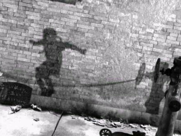 Uma silhueta humana permanece marcada sobre uma parede, como um registro silencioso da violência nuclear. As sombras deixadas pelas explosões de Hiroshima e Nagasaki transformaram a própria paisagem em testemunha dos efeitos extremos da tecnologia de destruição