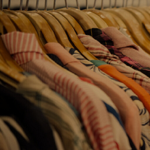 Prendas colgadas en una tienda: elegir la ropa diariamente debería de ser una actividad divertida y estimulante