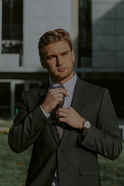 Homem veste conjunto em terno social moderno