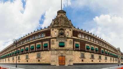 En el plano internacional, su gobierno impulsa una diplomacia activa que equilibra la relación con Estados Unidos, fortalece los lazos con Latinoamérica y promueve reformas globales. Palacio Nacional, Ciudad de México, México