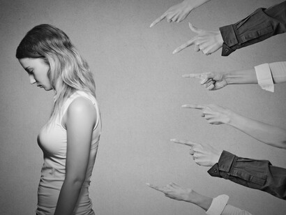 Mujer siendo señalada. Cuando juzgamos algo, damos por sentado que nuestro juicio es cierto