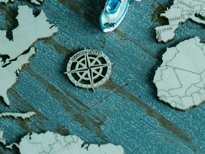 Muitos escritores relataram as histórias de piratas em seus livros. Também, Homero evidenciou a saga dos piratas na sua *Odisseia*. Os piratas tinham jogo de cintura para travar lutas nos mares, muita coragem, liderança e nenhum medo das leis e muito cinismos, (no Brasil usamos a gíria, “muita cara de pau”). Desordeiros e maltrapilhos juntavam-se aos piratas para participar do bando de salteadores. Dizem que a guerra entre a Espanha e  a Inglaterra no século XVII contribuíram com o aumento da pirataria

