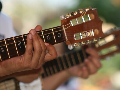 Guitarra, jarana huasteca y violín son los tres instrumentos del trío huasteco