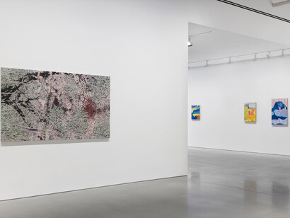 Varios artistas, Una puerta entreabierta, vista de exhibición. Cortesía de la galería kurimanzutto