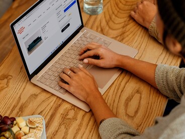 Studiare per inseguire un sogno e ritrovarsi a sentirsi invisibili è una delle contraddizioni più amare del lavoro contemporaneo