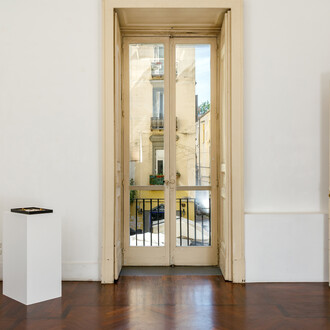 Artisti vari, Dove il futuro fu, il passato sarà, il forse è, vista della mostra. Cortesia di Galleria Tiziana Di Caro. Foto di Danilo Donzelli