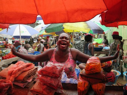 Luanda, Angola. Las vendedoras son habitualmente mujeres