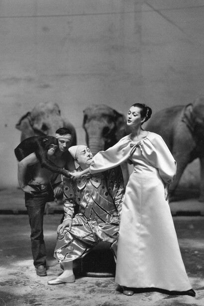 Dovima con Emilien Bouglione e un clown fotografata da Richard Avedon al Cirque d'Hiver, 1955