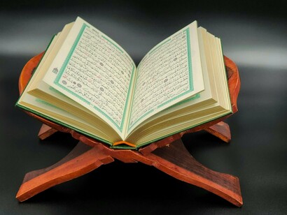 Veja-se como o poema Capitão Ambrósio do escritor Gabriel Mariano fez ecoar o grito da existência de fome nestas ilhas. Grito aliás que foi ampliado pela obra monumental Famintos do escritor Luís Romano que descreve com extraordinário realismo as tragédias provocadas pela seca e pelo abandono

