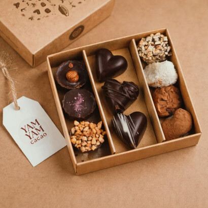 Los productos de Yam Yam Cacao destacan por su enfoque en el origen, con un claro protagonismo del cacao venezolano trabajado bajo el método bean to bar