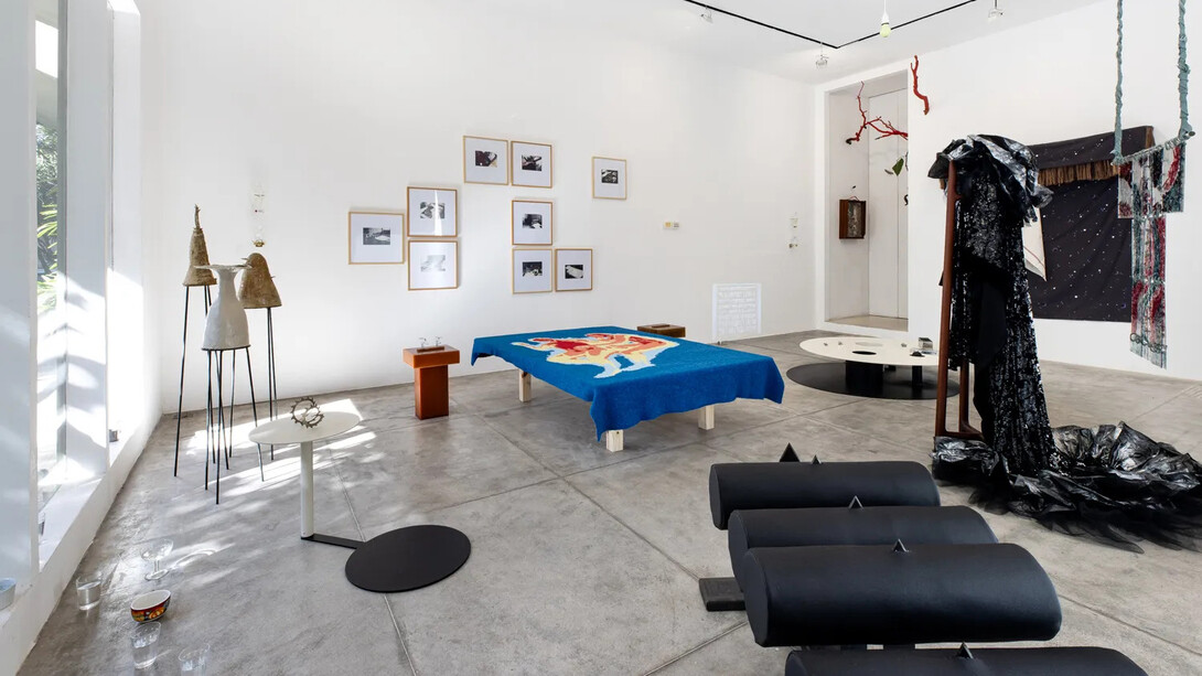 Vários artistas, Quarto, vista de exposição. Cortesia da Galeria Marilia Razuk