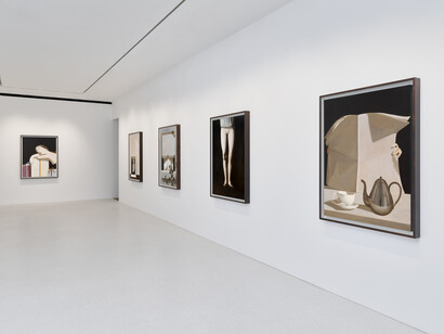 Anna Weyant, Who’s afraid of the big bad wolves, exhibition view. Courtesy of Gagosian