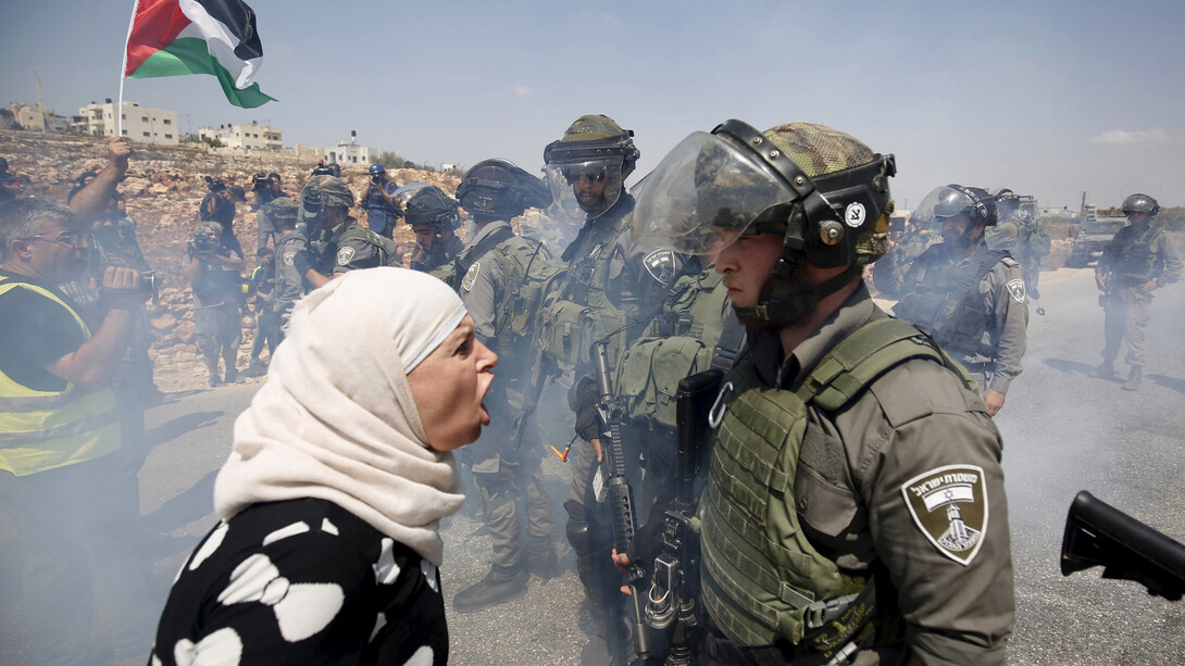 Una mujer palestina se encara con un soldado de Israel